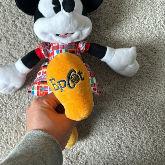Epcot Minnie Mouse - Picture 3 of 3